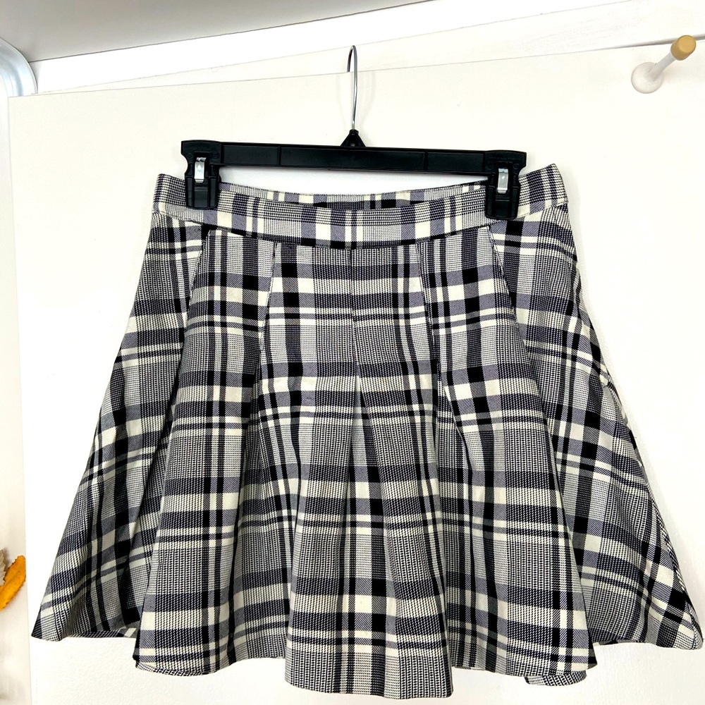 H&M Plade pleated mini skirt, size 8